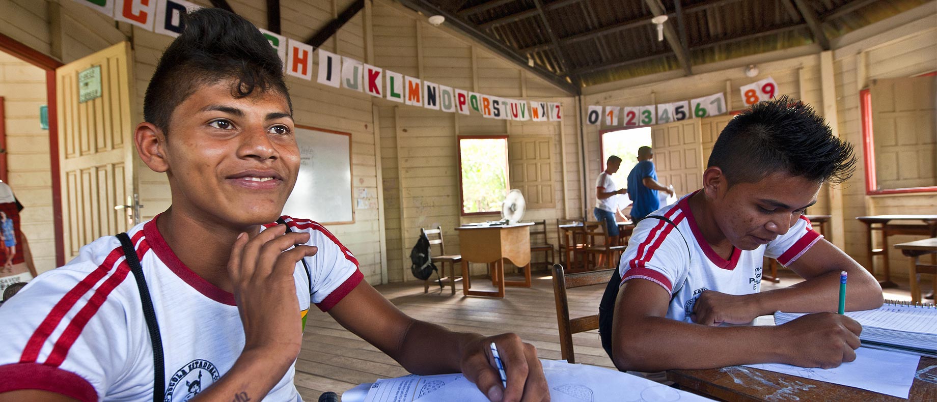 Indígenas ensinam jogos, danças e brincadeiras do povo Guarani no