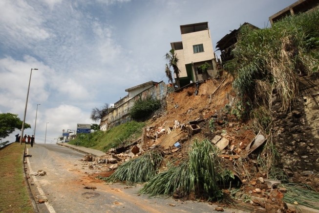 Erosão dos solos e deslizamentos de encostas nas áreas urbanas ...